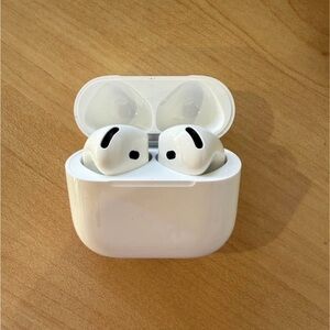 Apple AirPods 4